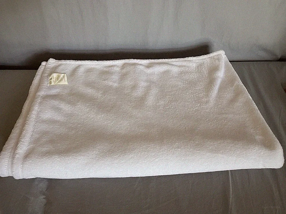Kate Spade New York White Throw Blanket 48 X 68 Plush Excellent Condition